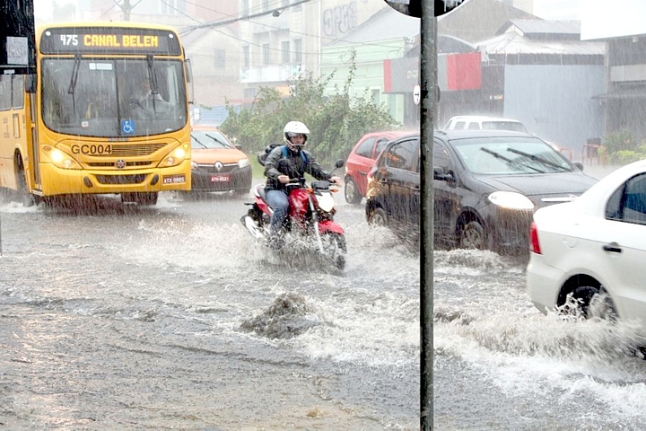 CHUVA FORTE PROVOCA ALAGAMENTOS EM VÁRIOS PONTOS DE CURITIBA - Mural Do ...