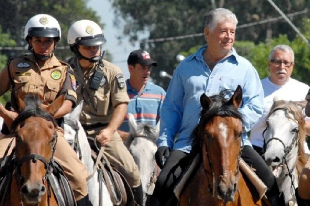 Roberto Requião a cavalo