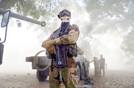 Um soldado da Legião Francesa. Bandeira da Legião