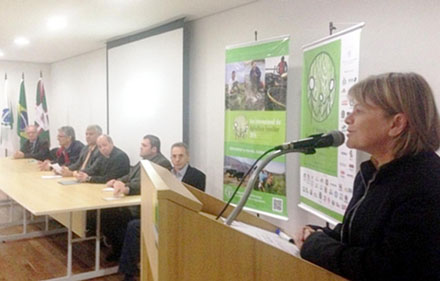 No lançamento do Prêmio, em 29/08/2014, representando os jornalistas paranaenses, Maigue Gueths fala ao coordenador Mário Milani, ao secretário da Agricultura Norberto Ortiguara e outras autoridades.
