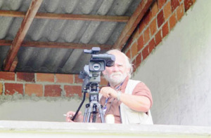 ... e filmando futebol amador