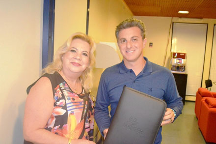 Leomar entregando presente a Luciano Hulk.