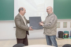 A entrega das pastas efetuada por JD Rodrigues ao professor Hilton Castelo