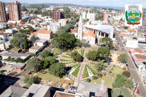 Vista parcial do centro de Guarapuava e o brazão da cidade