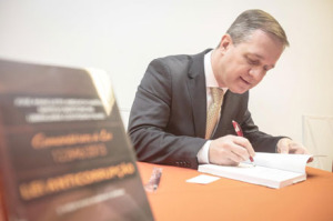 O autor na sessão de autógrafos.