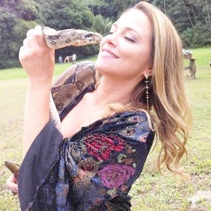 A atriz Viviane Pasmanter com uma jiboia, na novela “Em família”, da TV Globo