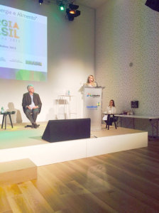 A vice-governadora Cida apresentando o Paraná em Milão; e com cônsul brasileiro (abaixo).