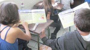 O projeto-piloto Linha de Leitura, vem sendo implantado desde o iníco do ano na Escola Municipal Felipe Zeni, em Pinhais, com apoio do Rotary Clube-Oeste de Curitiba em parceria com Secretaria de Educação da Prefeitura de Pinhais. Na Escola Municipal Vila Torres em Curitiba, com apoio do Ministério Público, começou a ser implantado no segundo semestre. Mais antigo com sucesso comprovado é o projeto do Colégio Sion, sedes Solitude e Batel.