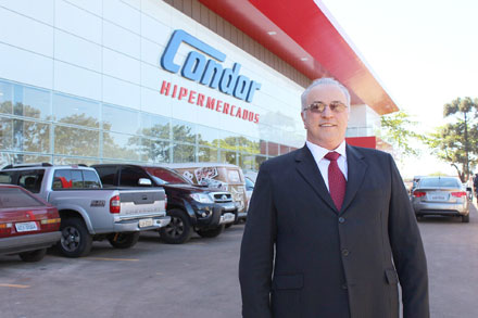 Joanir Zonta na frente de um Hipermercado Condor