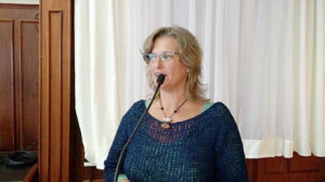 Lilia Maria Pontoni Wachowicz traz a Curitiba sua experiência como professora de alfabetização, o Projeto Linha de Leitura, introduzindo crianças no mundo mágico da leitura.