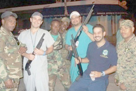 Uma missão humanitária porto-riquenha no Haiti tornou-se um foco de polêmica depois da divulgação no Facebook de fotografias de médicos em poses de divertimento