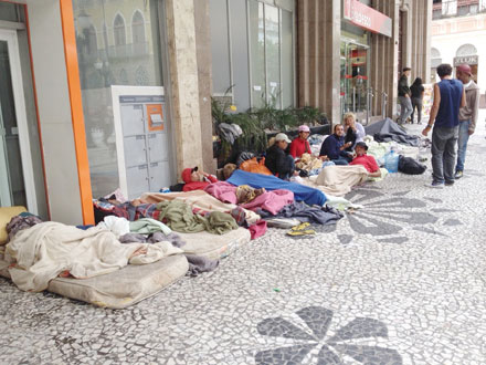 Foto 1: Rua das Flores, sábado às 11h30, dia 07/11, flagrantes de um cotidiano desumano