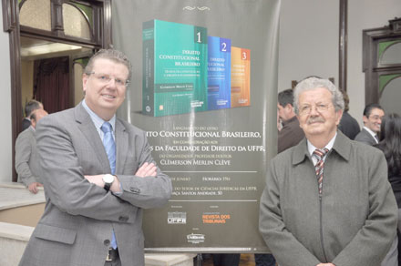 Clèmerson Clève, com o pai, desembargador Jeorling Clève, por ocasião do lançamento da coleção “Direito Constitucional Brasileiro”, na UFPR.
