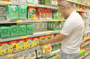 Pacotes de erva mate no mercado de consumo.