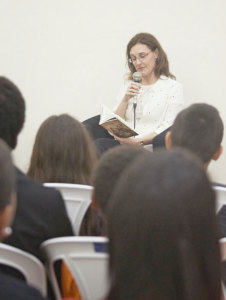 Luci Collin lendo prosa