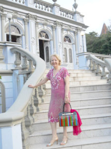 Anita Zippin em frente ao Palacete dos Leões,