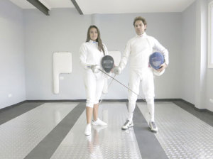 Amanda e o colega Fernando Van Linschoten, no amplo ambiente que acomoda diversas duplas de esgrimistas ao mesmo tempo