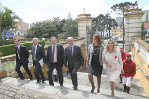 Vereador Pier Petruzziello, Cônsul Enrico Mora, presidente da Soc. Garibaldi Walter Petruzziello, Embaixador Raffaele Trombetta, Deputada Italiana Renata Bueno, Vice-Governadora Cida Borghetti. Fotos: Suzanna Galli