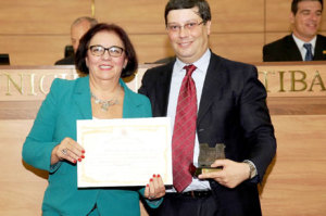 A vereadora Julieta Reis, ao entregar o Premio Cidade de Curitiba 2016 para Rafael Pussolli