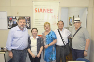O secretário Flávio Arns (à esquerda), com a professora Leomar Marchesini (ao centro) com integrantes da SIANEE