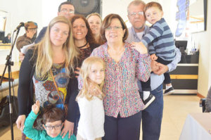 Maria Auxiliadora Schmidt (Do linha), e as filhas do casal, Elizabet e Clarissa; o filho Bruno, a nora Karla, e os netos Alice, Francisco e Leonardo