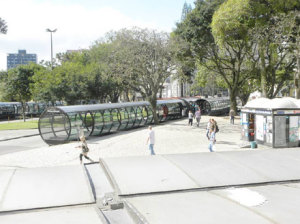 O verde das árvores em meio às estações tubo da Praça Rui Barbosa