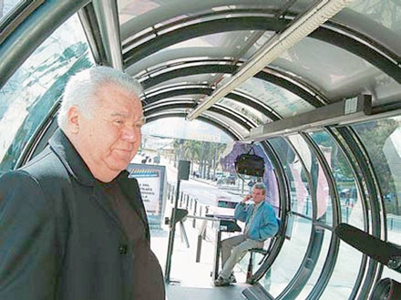 Jaime Lerner numa estação tubo