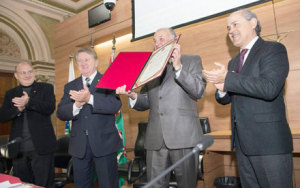O reitor Waldomiro Gremski mostra documento da cidadania de Curitiba. (Foto: Edjane Madza)