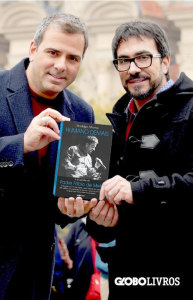O jornalista Rodrigo Alvarez com o padre Fábio Mello e o livro “Humano Demais”.
