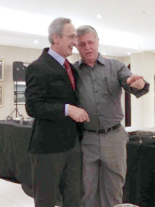 Antonio Carlos Coelho confraternizando com o presidente da Federação Israelita do Paraná, Ari Zugman