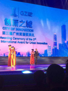 Silvio Barros comandando a cerimônia de premiação na China.