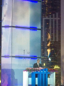 Silvio Barros comandando a cerimônia de premiação na China.