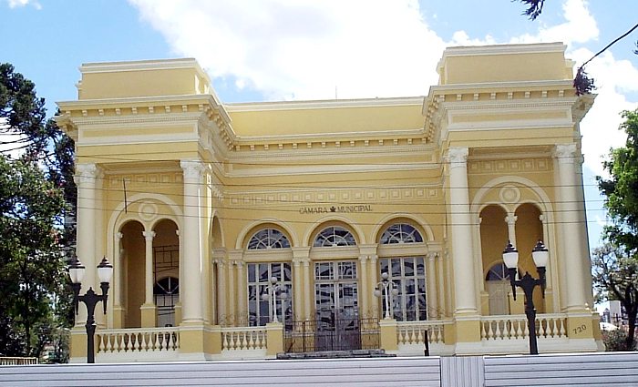 Fachada histórica da Câmara Municipal de Curitiba