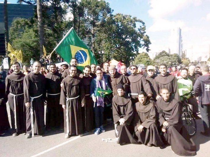 Do ponto de vista plástico, a presença de frades franciscanos nas ruas de Curitiba, no dia da Greve Nacional, impressionou muita gente. Até porque padre brasileiro de batina, ou frade trajando o burel franciscano virou raridade, coisa que só quase se vê em certas novelas. A foto de Annelize Tozzetto captou momento em que os religiosos, padres e irmãos, filhos de São Francisco de Assis, perfilaram-se para depois participar das manifestações contra as reformas da Previdência e das Leis trabalhistas.