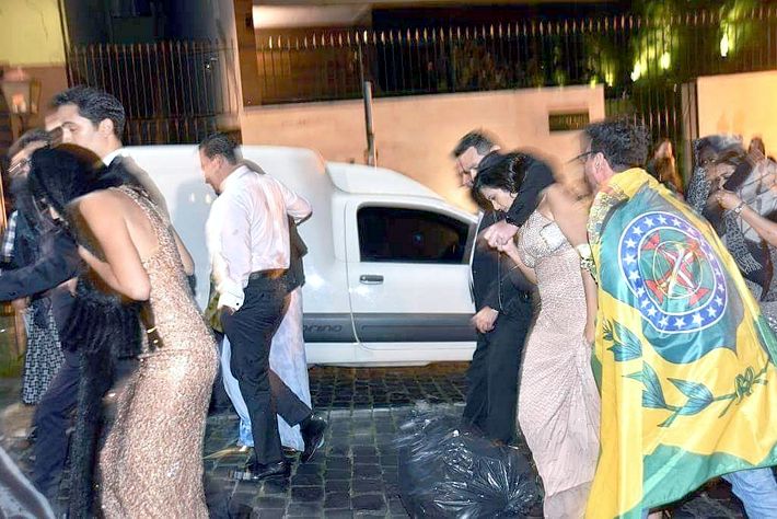 Convidados ao casamento tiveram que fugir da chuva de ovos, pedras e agressões morais.