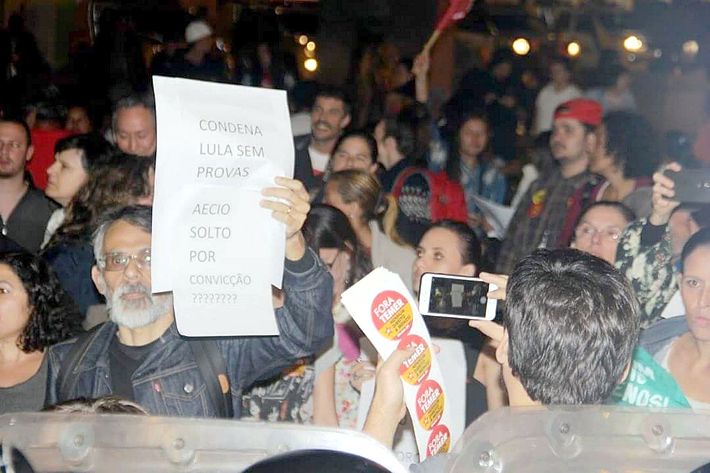 Cerca de 200 manifestantes profissionais de ‘esquerda’ fizeram baderna, vandalismo, em nome de reivindicações políticas que não tinham nada a ver com o casamento da deputada Maria Victória