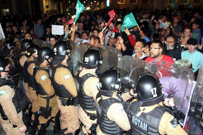 A Política Militar manteve proteção aos convidados ao casamento, mas foi agredida com ovos e pedras.