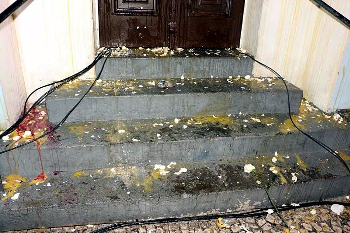 As portas do santuário foram alvo de ovos, causando danos ao monumento histórico...