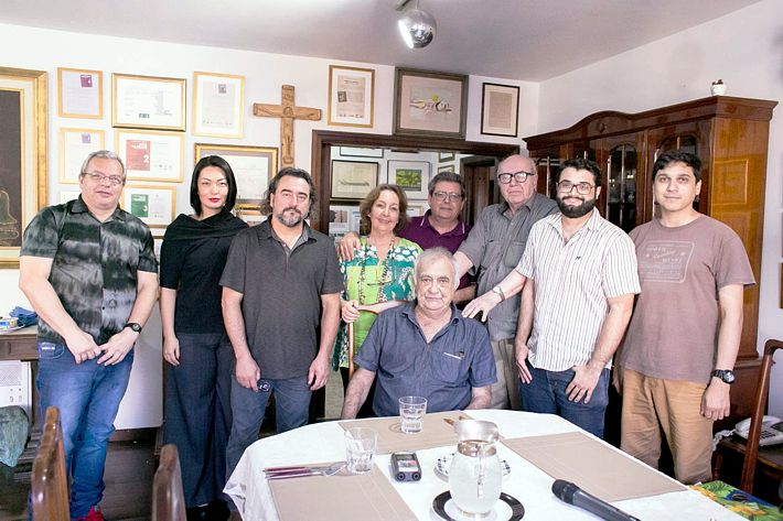 Luiz Geraldo Mazza cercado por jornalistas diversas idades: (E) Marcus Vinicius Gomes, Gisele Hishida, Gladimir Nascimento, Maí e Dante Mendonça, Aroldo, André Nunes, Vinícius Sgarbe.