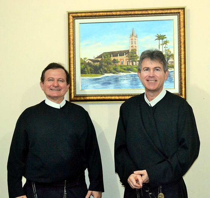 Rocio-Irmão Jorge e Padre Parron junto a pintura da igreja como era em 1920