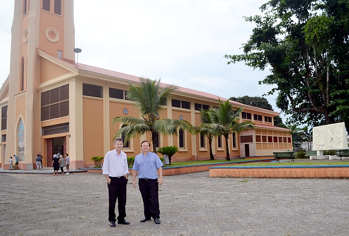 Padre Parron e Irmão Tarachuque diante do Santuário restaurado