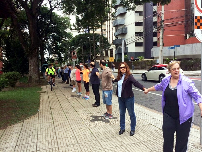 Praça do Japão: o abraço de domingo passado (Foto: Marcus Vinícius)