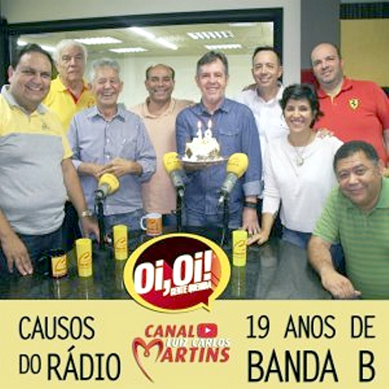 Luiz Carlos Martins com sua equipe em programa especial dos 19 anos da Rádio Banda B