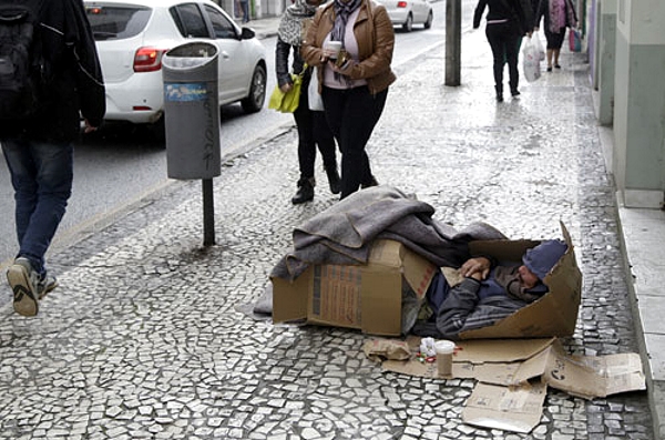 Sem-tetos abrigados debaixo de marquise