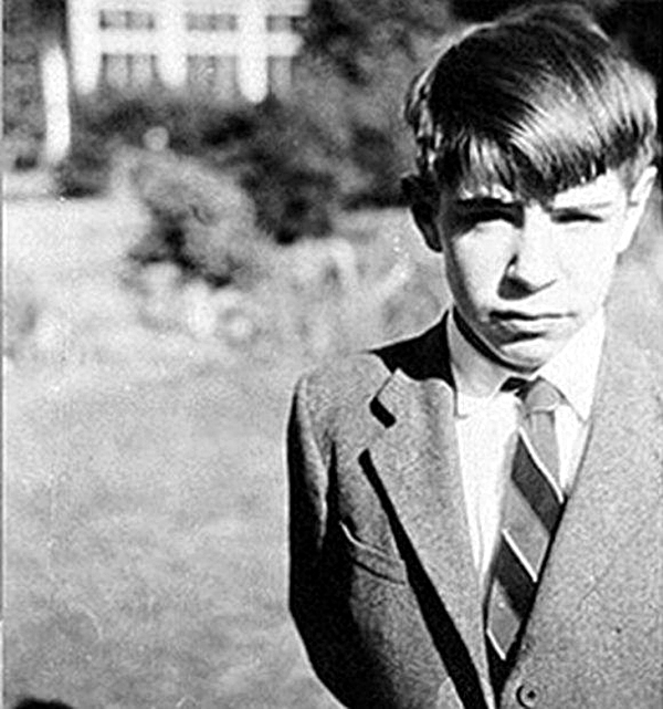 Hawking, ainda garoto, em sua casa em Londres: mau aluno como Einstein.