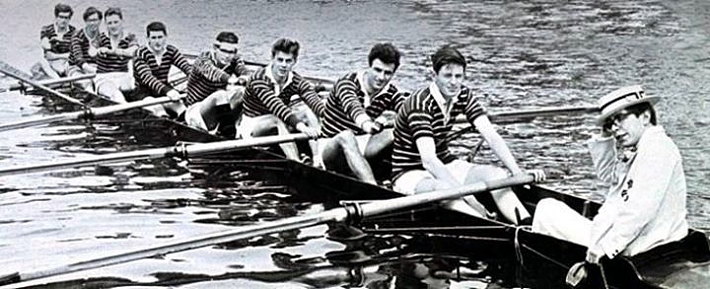 Integrante da equipe de remo na Universidade de Oxford: ele é o homem do remo (de branco).