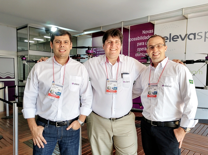 No lançamento do drone, os sócios Luciano Castro, Celso Faria de Souza e Norberto Maraschin Filho e o Eleva Spray 150 ao fundo.
