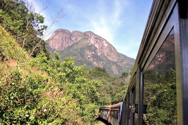 Passeio ferroviário a partir de Curitiba é feito pela serra do mar (Divulgação)