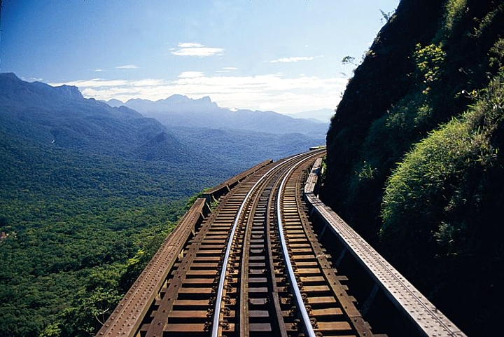 Rota turística Curitiba-Morretes-Paranaguá viaja pela serra do mar paranaense (Divulgação)