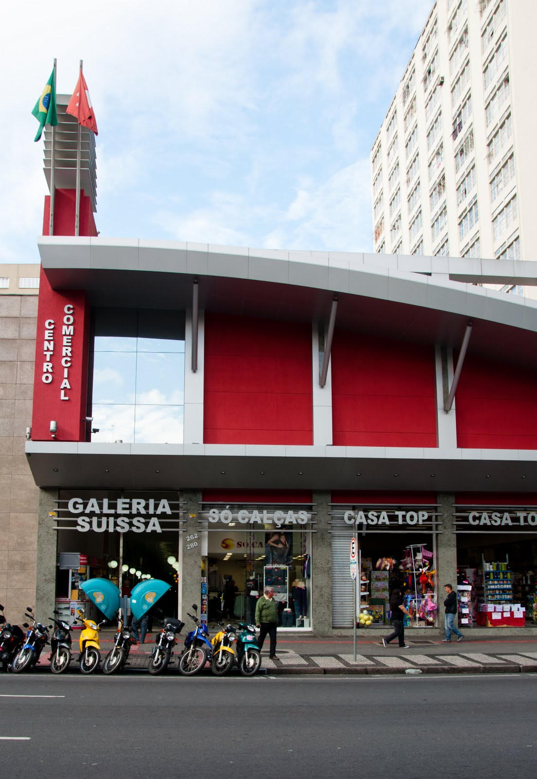Bandeiras do Brasil e da Suíça hasteadas em centro comercial de Curitiba (a Galeria Suissa): prognóstico certeiro.